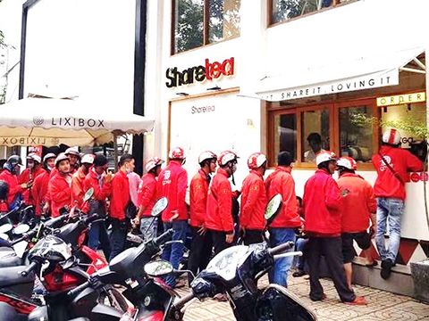Ai được lợi trong cuộc chiến giao đồ ăn của Grab và Go-Viet?