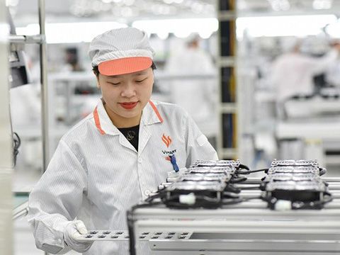 Bên trong nhà máy sản xuất điện thoại VinSmart