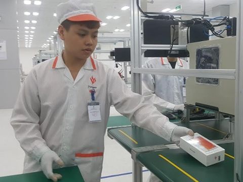 Thấy gì từ việc Vingroup sản xuất điện thoại, ô tô?