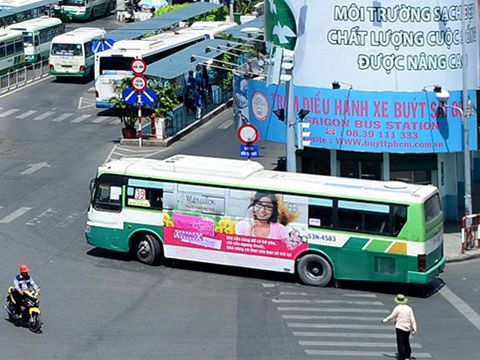 “Ế” quảng cáo trên xe buýt