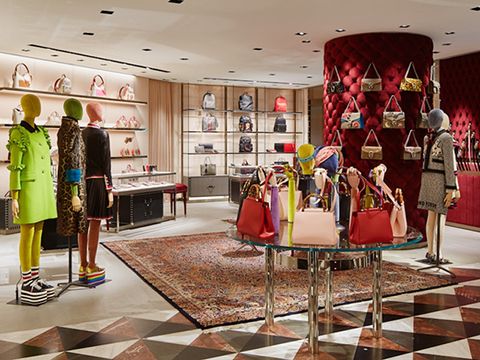 Năm 2019: Còn bao nhiêu người mua Gucci, Louis Vuitton hay Chanel?