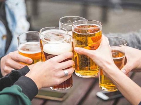 Việt Nam tiêu thụ nhiều bia, song thương hiệu bia Việt đang thất thế trên sân nhà