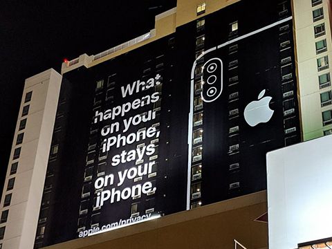 Apple treo biển quảng cáo khổng lồ đá đểu Google, Amazon tại CES