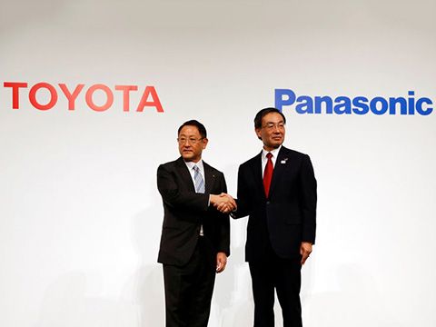 Toyota, Panasonic bắt tay làm pin xe điện