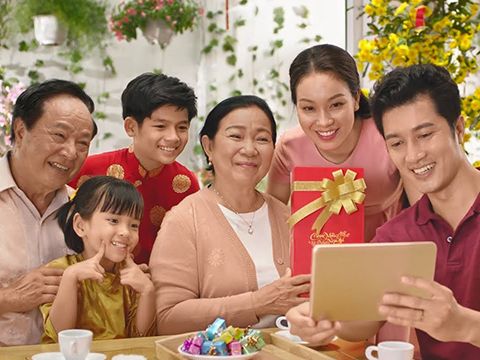 Trong thế giới bạc tỉ của quảng cáo Tết
