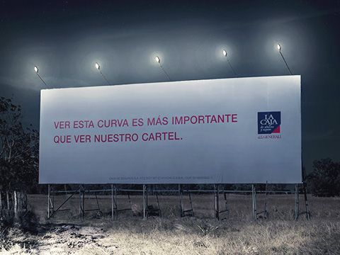 Billboard quảng cáo thắp sáng những đoạn đường nguy hiểm của La Caja