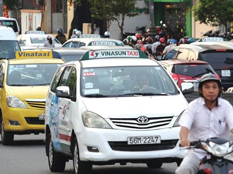 Grab đối đầu Taxi truyền thống tại Việt Nam: Ai hưởng lợi?
