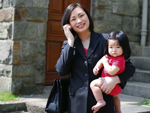 Gần 98% các bà mẹ Việt thường xuyên căng thẳng khi cân bằng công việc và gia đình