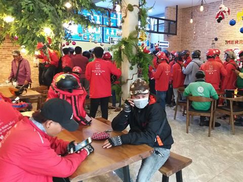 Dịch vụ giao đồ ăn kiếm tiền thế nào?