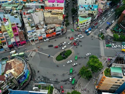 Hàng trăm thương hiệu chen nhau ở ngã 6 nhộn nhịp nhất Sài Gòn