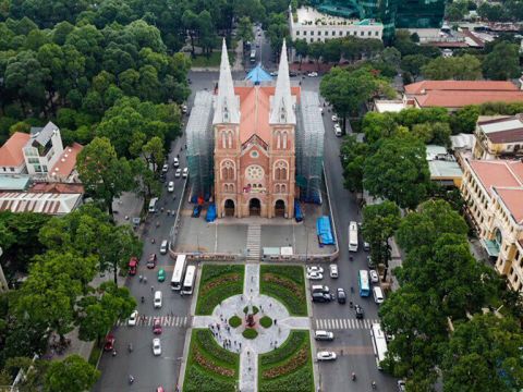 Hàng trăm thương hiệu bao vây Nhà thờ Đức Bà Sài Gòn