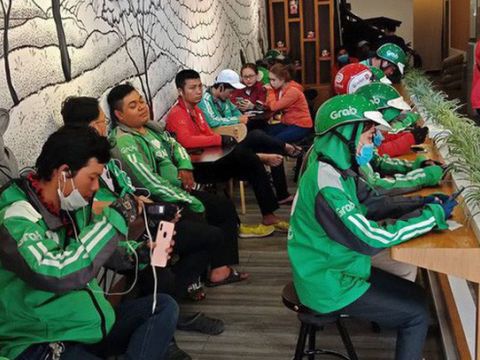 GrabFood, Go-Food bùng nổ, các cửa hàng truyền thống có lao đao?