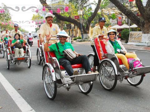Thu hút khách du lịch quốc tế đến Việt Nam bằng cách nào?