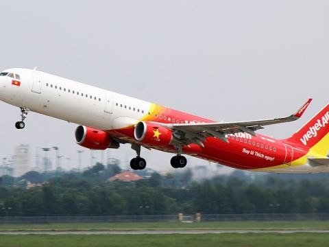 Vietjet dẫn đầu thị phần hàng không nội địa 6 tháng, doanh thu quốc tế tăng 51%, doanh thu phụ trợ tăng 43%