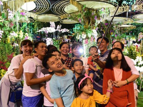 Người luôn cần người nên ta selfie ngày đêm không chán?