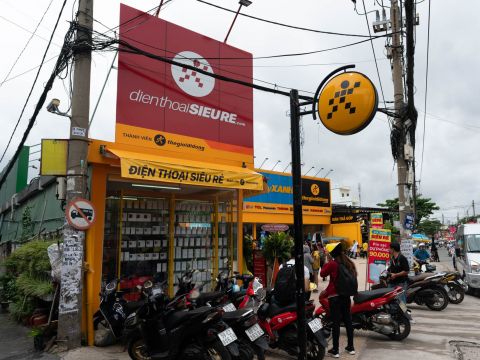 Điện Thoại Siêu Rẻ thu hơn nửa tỷ đồng/tháng ở mỗi cửa hàng