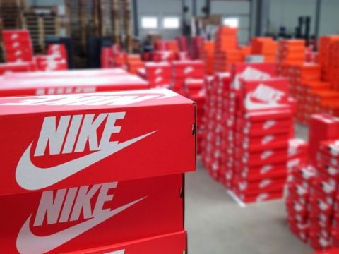 Nike ngừng bán hàng trên Amazon