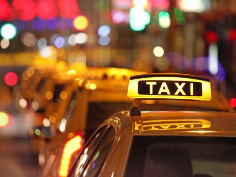 Taxi truyền thống được bỏ hộp đèn trên nóc, kinh doanh như xe công nghệ