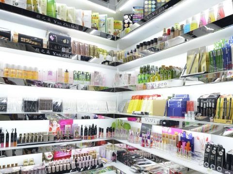 Kinh doanh mỹ phẩm: Thử thách của showbiz Việt