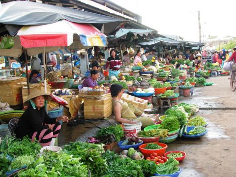 Chợ truyền thống và cửa hàng tiện lợi: Đối kháng hay cộng sinh?