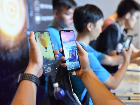 Ai cũng nói thị trường điện thoại Việt Nam bão hoà, sao chưa ai chết?