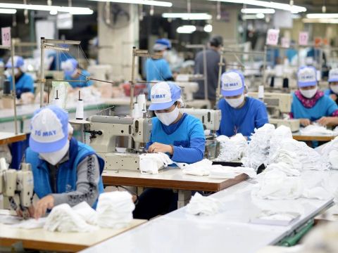 Doanh nghiệp dệt may hứng chịu “cơn bão” kép COVID-19