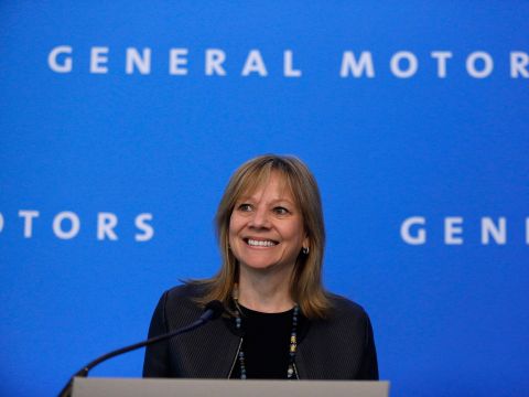 Tesla, Ford và General Motors chạy đua sản xuất máy thở, nước rửa tay
