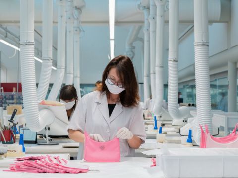 Prada, Gucci, Valentino... “run rẩy” trở lại mùa COVID-19