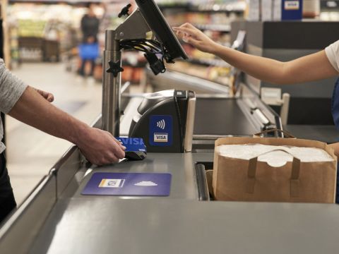Visa: Số người Việt thanh toán không tiếp xúc bằng điện thoại tăng 42%