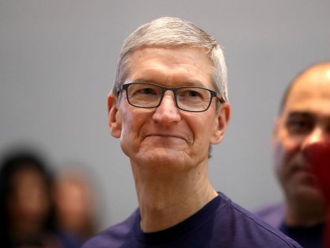 Tim Cook thành tỷ phú khi Apple tiệm cận mốc 2.000 tỷ USD