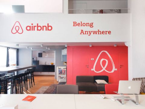 Airbnb âm thầm nộp đơn IPO, định giá giảm gần một nửa