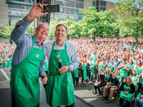 Cựu CEO Starbucks: “Không chỉ khách hàng, nhân viên cũng là thượng đế”