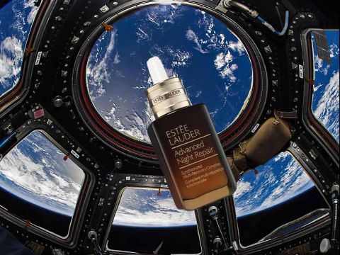 Hãng mỹ phẩm Mỹ hợp tác với NASA đưa sản phẩm vào không gian để chụp hình quảng cáo
