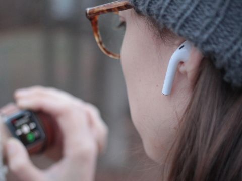 Thị trường tai nghe không dây tăng gần gấp đôi, tại sao Apple hụt hơi?