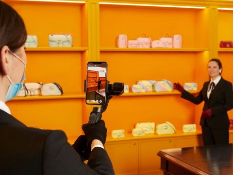Hàng xa xỉ bắt sóng livestream