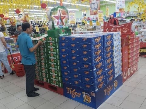 Thị trường bia Tết ảm đạm, người dân lựa chọn “săn” bia tại siêu thị thay vì mua lẻ bên ngoài