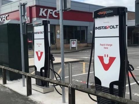 Vì sao các chuỗi KFC, McDonald, Starbucks... chạy đua lắp trạm sạc điện?