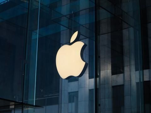 “Lội nước theo sau” – Khi Apple “nhịn nhục” để thành công