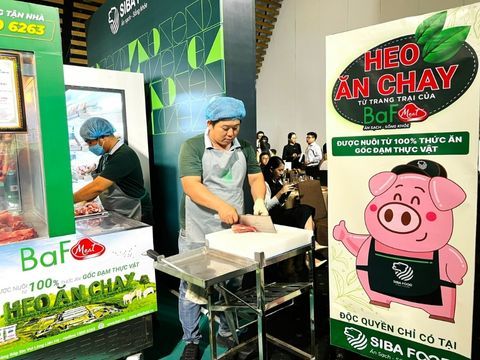 Sau “heo ăn chuối” của bầu Đức, thị trường xuất hiện thêm “heo ăn chay”, cuộc đua thịt sạch đang ngày càng khốc liệt