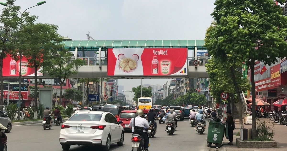 Quảng cáo tại cầu vượt đi bộ: Cần tuân thủ quy định để phát huy hiệu quả