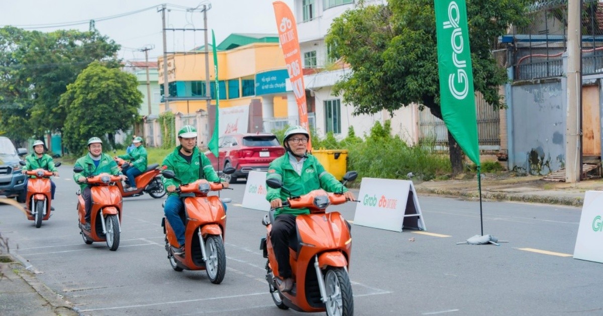 Grab Việt Nam và Dat Bike hợp tác hỗ trợ tài xế công nghệ chuyển đổi xanh