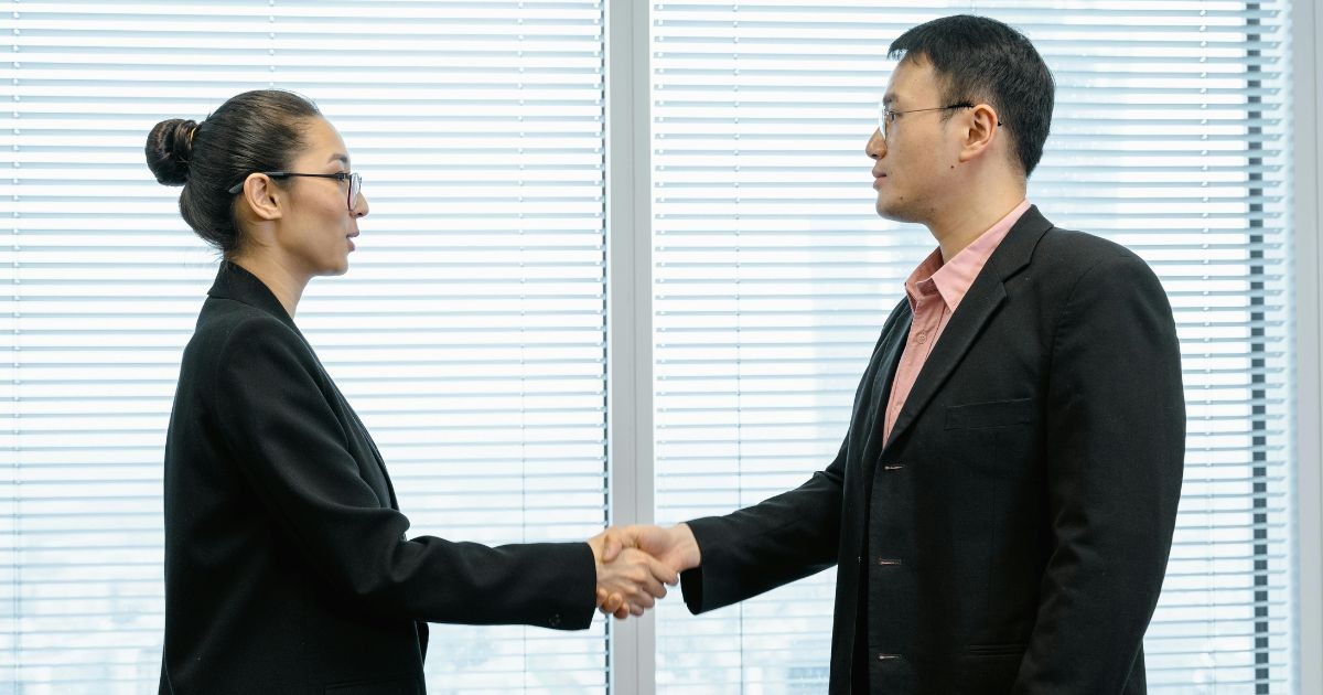 Quyền lực thật sự nằm trong tay ai?