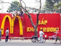 Từ McDonald’s, nhìn về giá trị tiền đồng