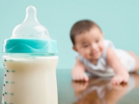 Sữa bột cho bé 0-6 tháng: Ngành hàng không quảng cáo và ý kiến thật sự của người tiêu dùng