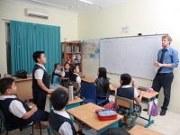 Chọn trường tiểu học quốc tế hay công lập: Phụ huynh nói gì trên social media?