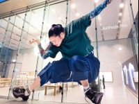Apple quảng bá AirPods Pro bằng chiến dịch quảng cáo ngoài trời ấn tượng