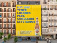 Thích thú với billboard khổng lồ từ 14.000 quả chanh của bia Amstel Radler