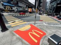 McDonald’s biến lối đi bộ thành khu trưng bày khoai tây chiên khổng lồ