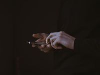 FOMO là gì? 2 nguyên nhân dẫn đến nỗi sợ bị bỏ lỡ