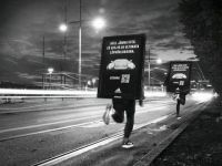 “Running Billboard” của adidas thách thức người đi đường đuổi theo bảng quảng cáo để quét mã giảm giá